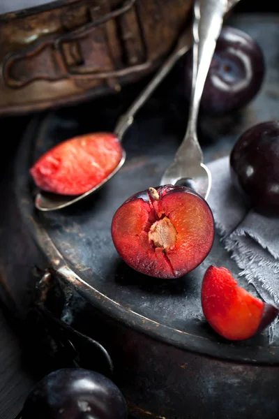 Close View Fresh Ripe Plums Vintage Cutlery Rustic Surface — Stock Photo, Image