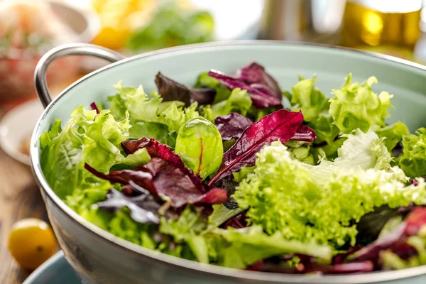 Tilberedning Sund Velsmagende Salat Med Friske Ingredienser - Stock-foto