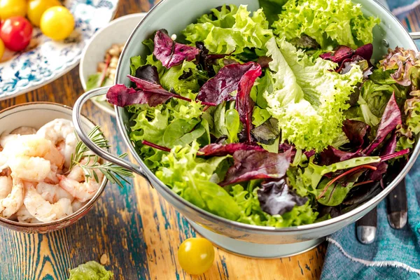 Voorbereiding Van Gastronomische Gezonde Groente Salade Met Verse Ingrediënten Houten — Stockfoto