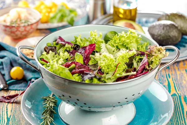 Voorbereiding Van Gastronomische Gezonde Groente Salade Met Verse Ingrediënten Houten — Stockfoto