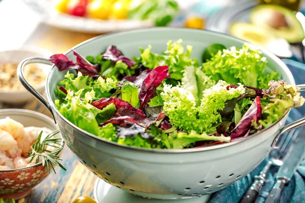 在木桌上的美味蔬菜沙拉与新鲜健康的食材特写镜头 — 图库照片