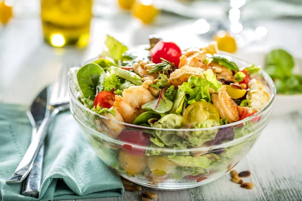 在木桌上的玻璃碗中 用新鲜蔬菜和虾近距离地欣赏美味沙拉 — 图库照片