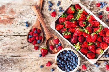 ahşap masa üzerinde taze olgun sağlıklı çilek üstten görünüm 