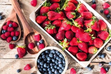 ahşap masa üzerinde taze olgun sağlıklı çilek üstten görünüm