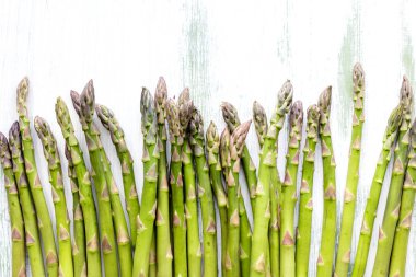 taze olgun yeşil kuşkonmaz üstten görünüm üzerinde ahşap masa lambası 