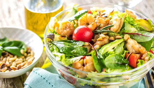 Close View Delicious Prawn Salad Fresh Vegetables Beans Oil Glass — Stock Photo, Image