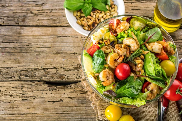 Ovanifrån Läckra Räksallad Med Färska Grönsaker Glasskål Bönor Tomater Och — Stockfoto