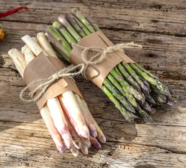 Nahaufnahme Von Gebundenen Sträußen Frischen Gesunden Bio Spargels Auf Holztisch — Stockfoto