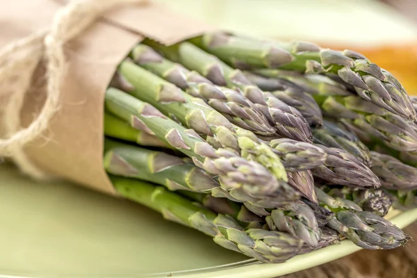 Vue Rapprochée Plaque Verte Avec Bouquet Lié Asperges Fraîches Saines — Photo