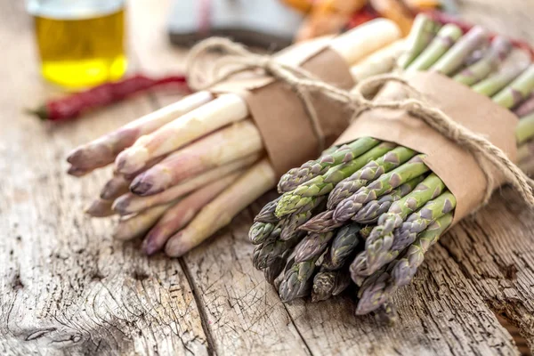 Vergrote Weergave Van Gebonden Trossen Van Gezonde Biologische Asperges Houten — Stockfoto