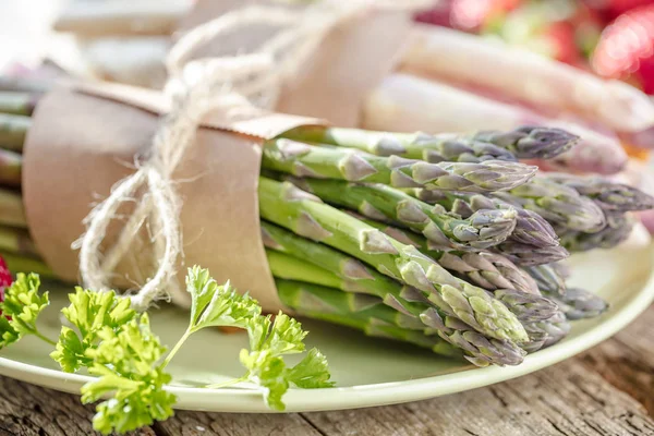 Vergrote Weergave Van Plaat Met Trossen Van Gezonde Asperge Peterselie — Stockfoto