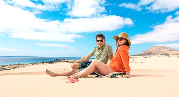 Romantisches Junges Paar Sitzt Zusammen Sandstrand Einem Sonnigen Tag — Stockfoto