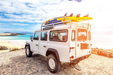 Sörf tahtaları ve deniz kıyısında güzel plajları olan bir araba.