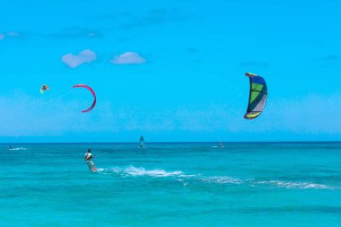 Kiteboardcular uçurtma sörfü yapan sporcular.