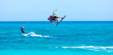 Kiteboardcular uçurtma sörfü yapan sporcular.