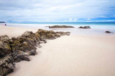 Güzel kumlu sahil ve yaz zamanı bulutlu gökyüzü