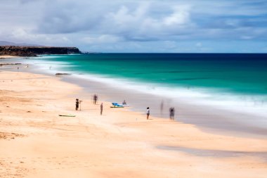 Plaj manzarası ve güzel tropikal deniz.