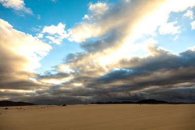 güzel manzara ile kum tepeleri ve bulutlu gökyüzü Corralejo Tabiat Parkı, Fuerteventura, Kanarya Adaları, İspanya