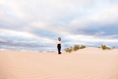 Genç kadın çölde Kanarya Adaları, İspanya üzerinde meditasyon. Kavramı relax