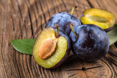 Taze yaprak yeşil rustik tablo hasır sepet ve hlaf erik erik yığını.