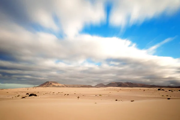 Vackert Landskap Med Sanddyner Och Molnig Himmel Corralejo Natural Park — Stockfoto