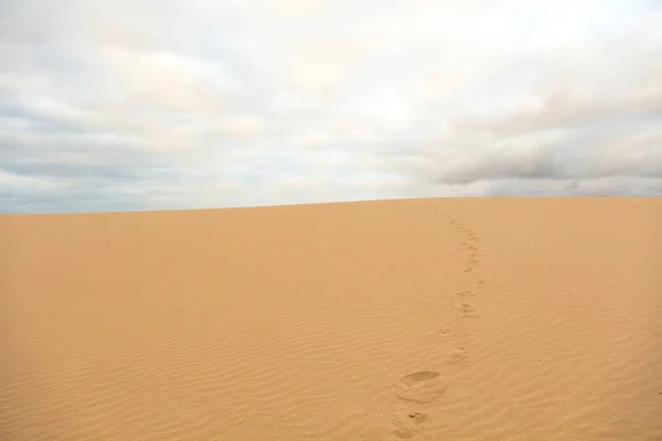 Lábnyomok Homok Felhős Égbolt Corralejo Természeti Park Fuerteventura Kanári Szigetek — Stock Fotó