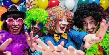 Karnaval veya yeni yıl kutlama parti kulüpte parti insanlar
