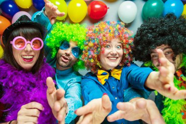 Karnaval veya yeni yıl kutlama parti kulüpte parti insanlar