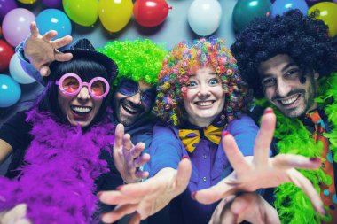 Karnaval veya yeni yıl kutlama parti kulüpte parti insanlar