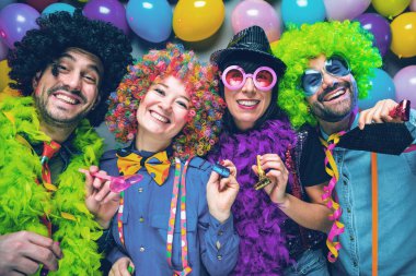 Karnaval veya yeni yıl kutlama parti kulüpte parti insanlar