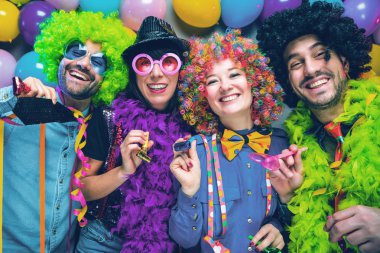 Karnaval veya yeni yıl kutlama parti kulüpte parti insanlar