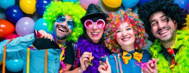 Karnaval veya yeni yıl kutlama parti kulüpte parti insanlar