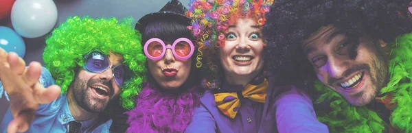 Люди Празднующие Карнавал Новый Год Партийном Клубе — стоковое фото