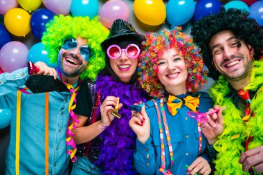 Karnaval veya yeni yıl kutlama parti kulüpte parti insanlar