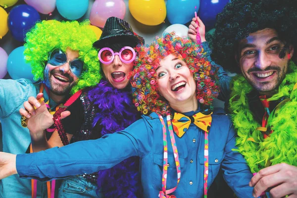 Festa Persone Che Festeggiano Carnevale Capodanno Nel Club Delle Feste — Foto Stock