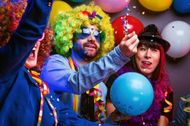 Karnaval veya yeni yıl kutlama parti kulüpte parti insanlar
