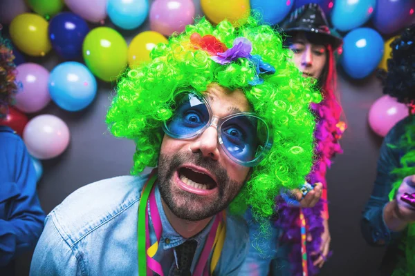 Karnaval veya yeni yıl kutlama parti kulüpte parti insanlar