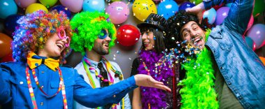 Karnaval veya yeni yıl kutlama parti kulüpte parti insanlar