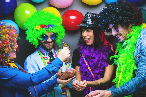 Люди Празднующие Карнавал Новый Год Партийном Клубе — стоковое фото
