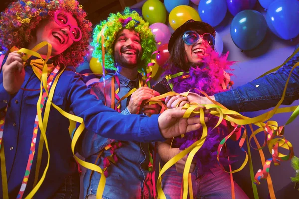 Festa Persone Che Festeggiano Carnevale Capodanno Nel Club Delle Feste — Foto Stock