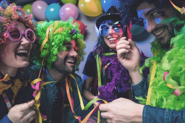 Люди Празднующие Карнавал Новый Год Партийном Клубе — стоковое фото