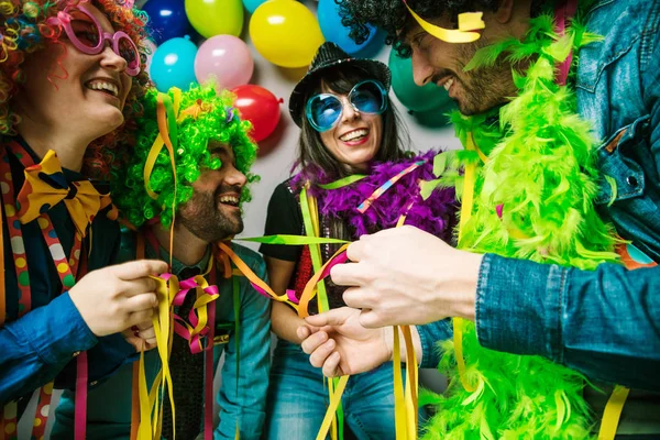 Festa Persone Che Festeggiano Carnevale Capodanno Nel Club Delle Feste — Foto Stock