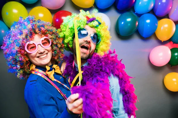 Mulheres Homens Comemorando Festa Para Véspera Ano Novo Carnaval — Fotografia de Stock