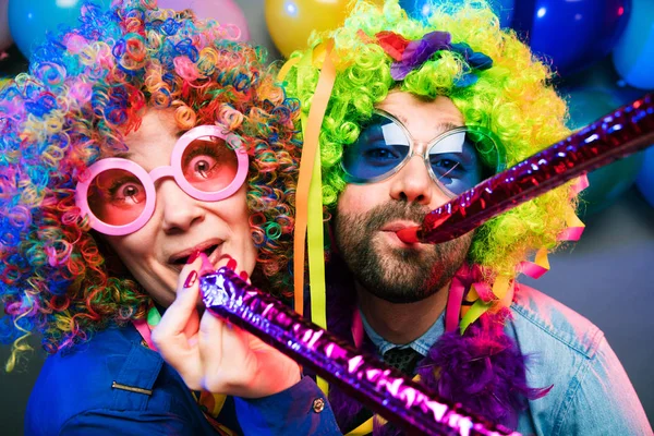 新しい年のためのパーティーで祝う女性と男性 Eve Carnival — ストック写真