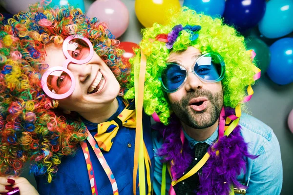 Mulheres Homens Comemorando Festa Para Véspera Ano Novo Carnaval — Fotografia de Stock