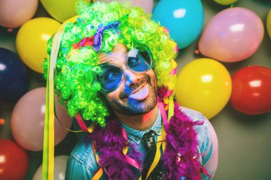 Karnaval parti dans eden adam, mutlu komik adam