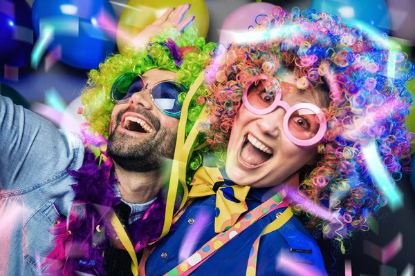 Kadınlar Erkekler Yeni Yıl Arifesi Karnaval Için Partide Kutlama Yapıyorlar — Stok fotoğraf