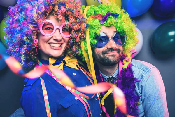 Mulheres Homens Comemorando Festa Para Véspera Ano Novo Carnaval — Fotografia de Stock