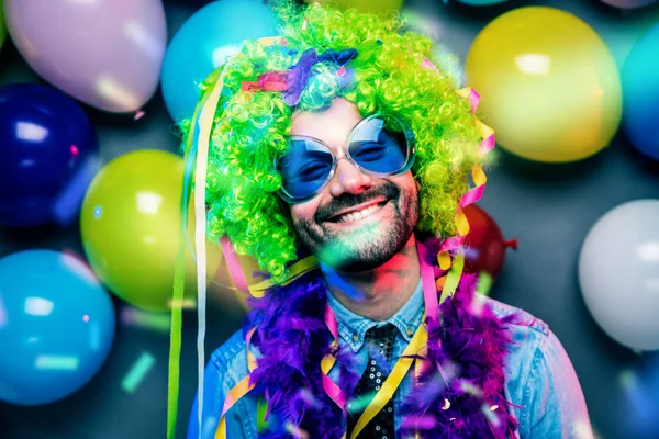 Feliz Engraçado Homem Carnaval Festa Dançando Homem — Fotografia de Stock