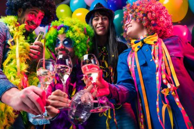 Karnaval veya yeni yıl kutlama parti kulüpte parti insanlar